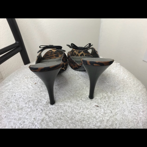 Guess Leopard slip on pump. - Picture 4 of 4